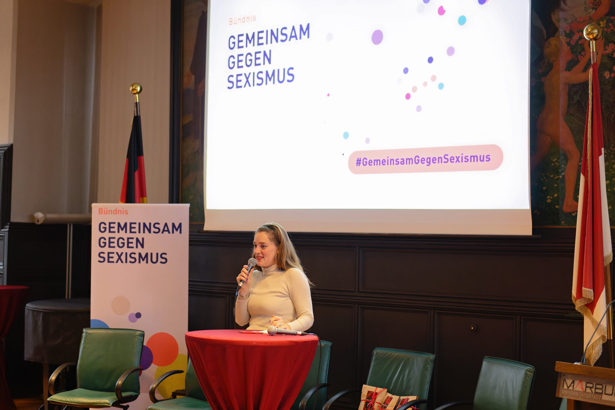 Anouchka Strunden moderiert die Ergebnissicherung des Aktionstags gegen Sexismus in Marburg